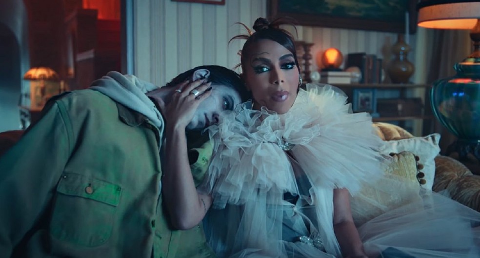 Veja todas as referências do clipe Boys Don't Cry de Anitta - meu namorado é um zumbi